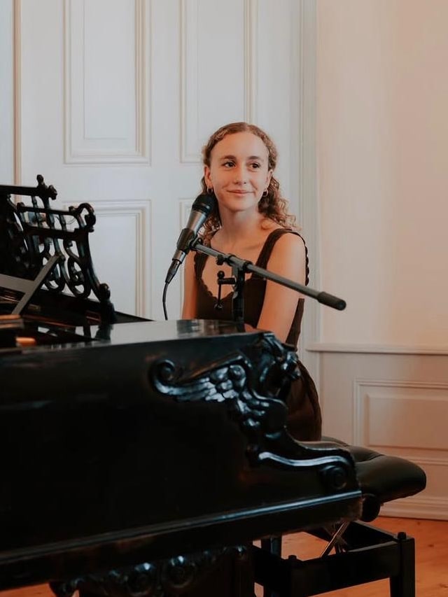 Paula Safferling am Flügel, Chorleiterin der Maxis bei den SingIn Kids